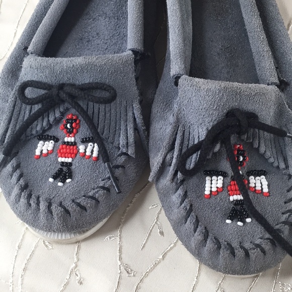 Vintage Minnetonka moccasin grey beaded red and black and white - Picture 2 of 6